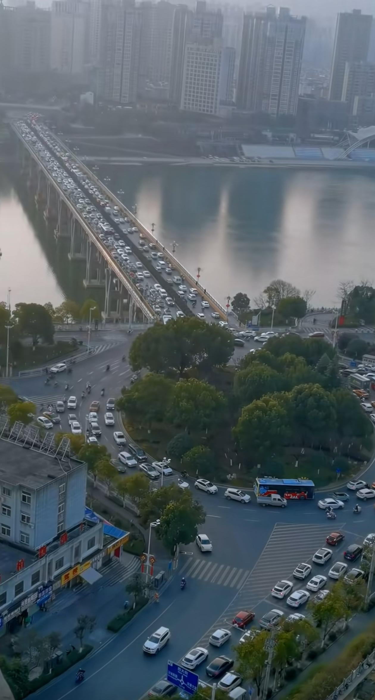 安康汉江一桥繁忙的场景，每天都会出现几次，毕竟这座桥是城市最中心位置的一座桥，也