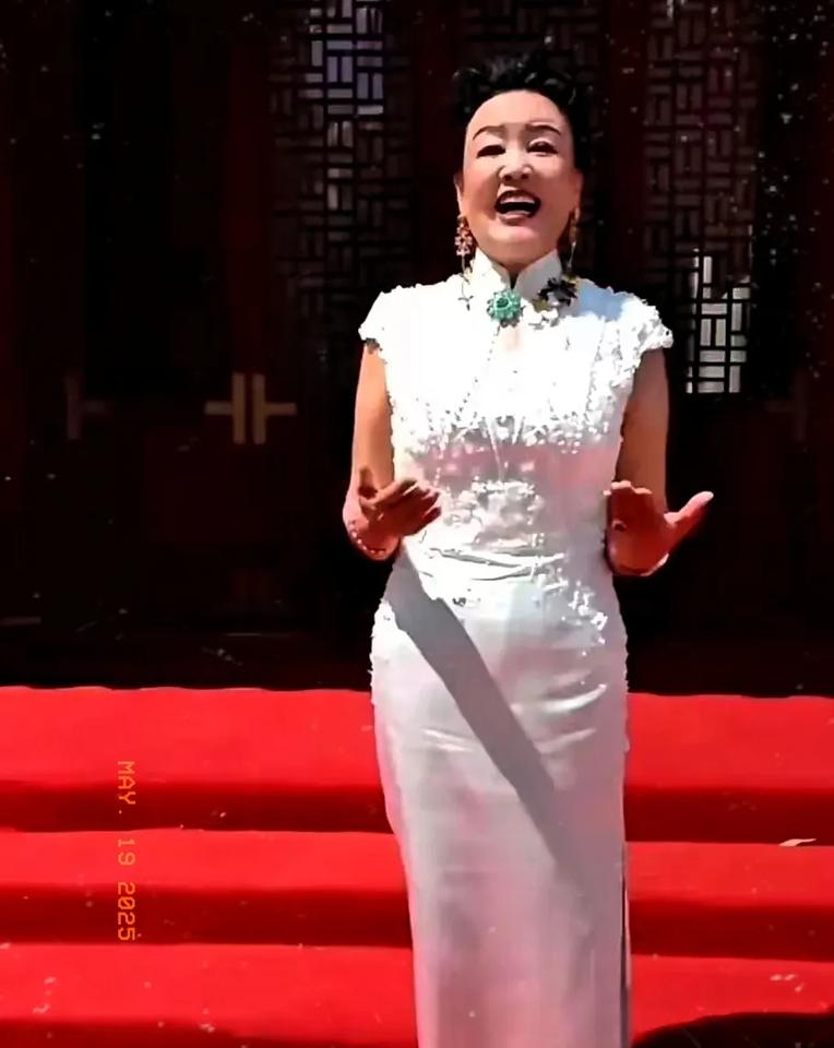 昨天我看了张兰在她儿子婚礼上致辞的视频，印象很深刻。之前我对她的印象就是个高调的
