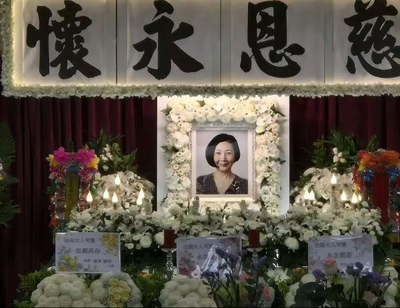 陈慧琳一家现身灵堂送别婆婆,两个儿子又高又帅,她强忍悲伤回应！