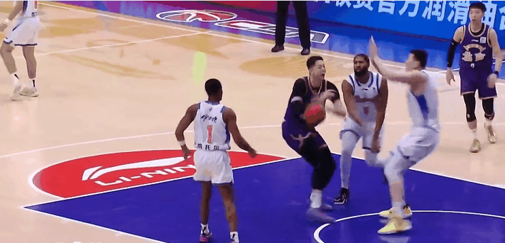 北控男篮祸从天降，沈梓捷90度崴脚离场！在近日北京对阵新疆的首节比赛中，沈梓捷争