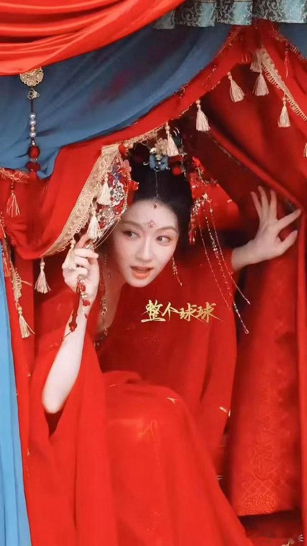 李兰迪掀开帘子是一张更美的脸镜头定格掀开帘子的瞬间，每一帧都可以直接截图保存。