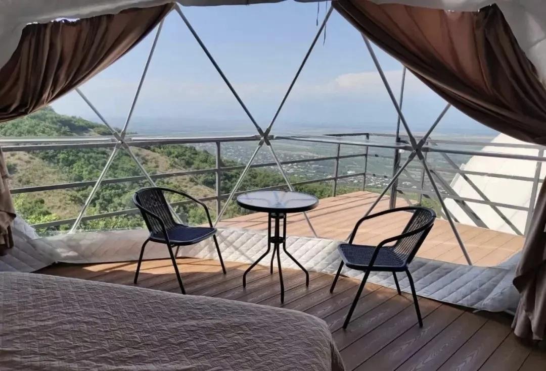 天南地北大拜年人生过的是心情，生活活的是心态。心情舒畅，日子就明媚，人也显得年轻