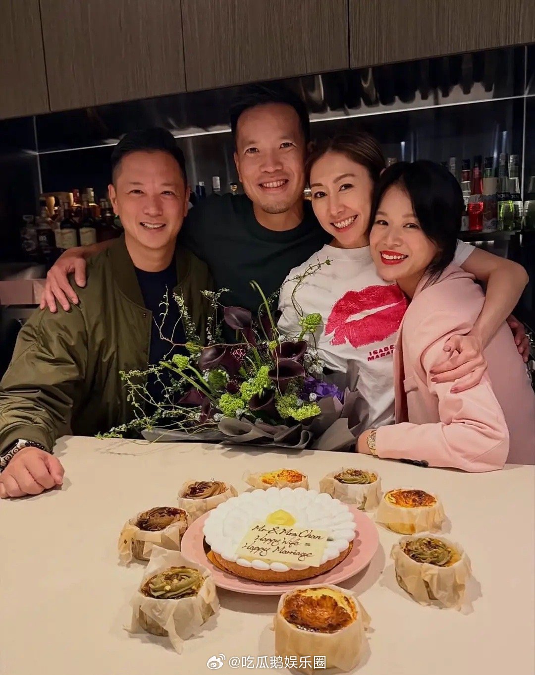 胡杏儿送新婚姐妹纯金龙凤镯,胡定欣笑得合不拢嘴,素颜孕相明显