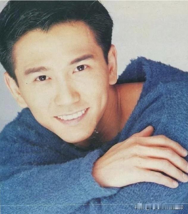 温兆伦年轻旧照📸他是TVB黄金时代的颜值担当，一张
