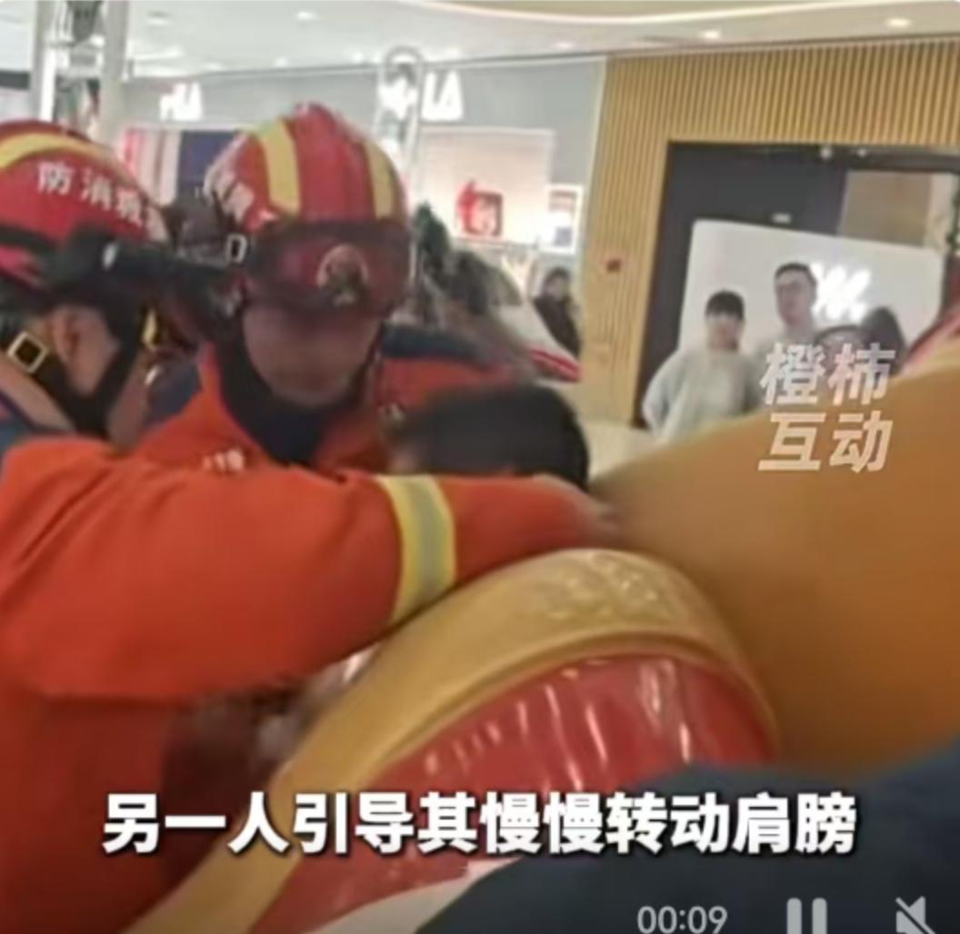 1月25日，浙江义乌的街头年味渐浓，就在这节日的喜庆氛围中，发生了一幕让人哭笑不