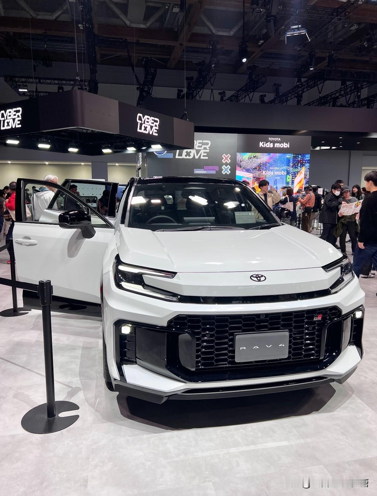 丰田Rav4在北美市场，受欢迎程度超过同级别车型，不少车主调侃其“小马拉大车