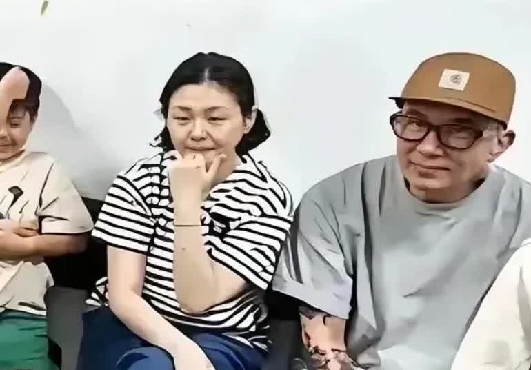 这是一张大S生前和具俊晔的合照。照片中可以看到大S身材臃肿，衣着普通，双目无神，