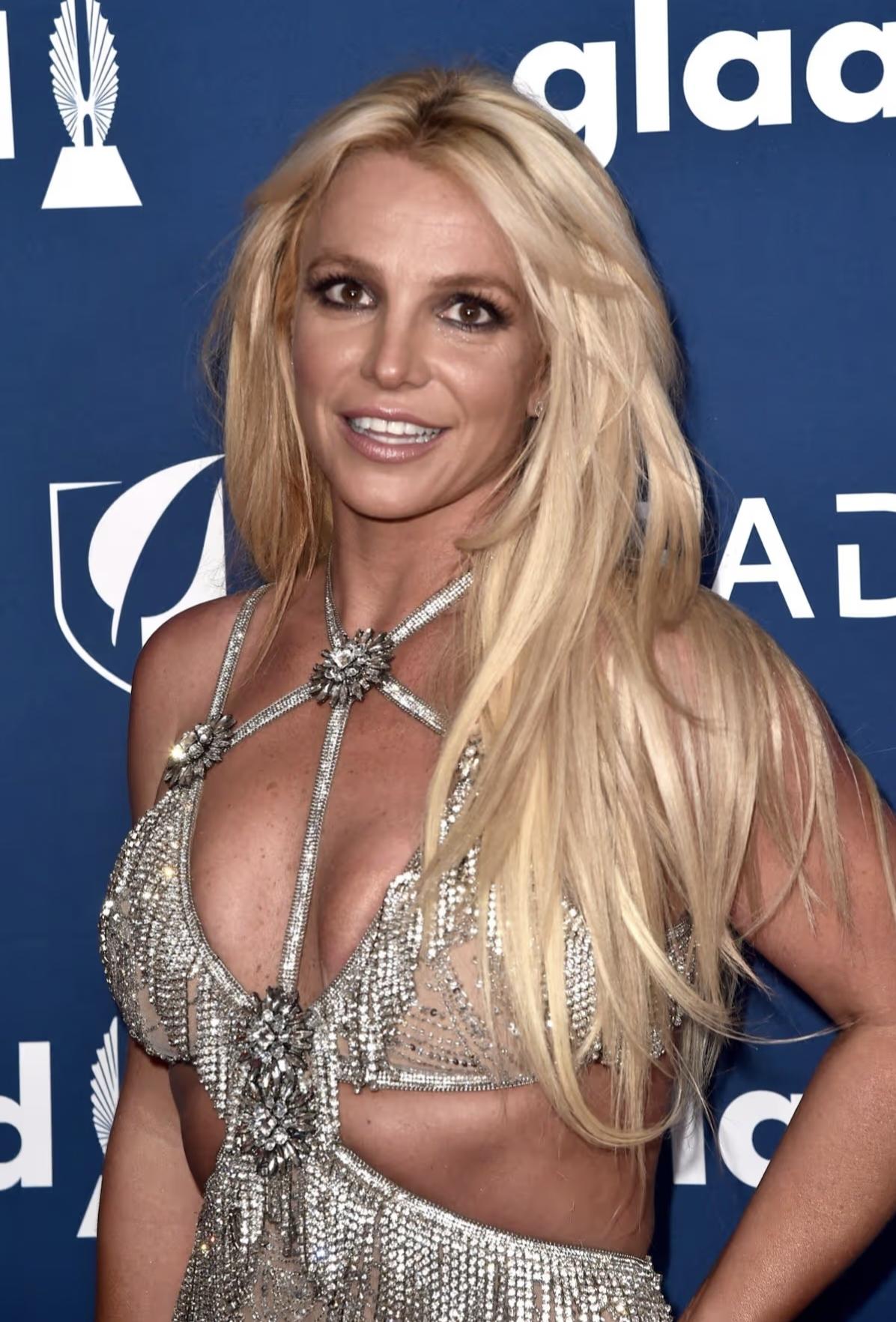 “小甜甜”布兰妮酒驾被捕，带警察在狂飙1小时，填表签字写“明星”！流行天后、“