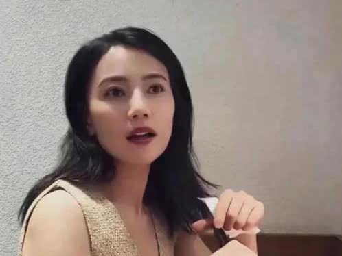45岁高圆圆身材发福，臂膀、肚腩有肉，可依旧迷人，那气质与魅力丝毫不减，风采依旧