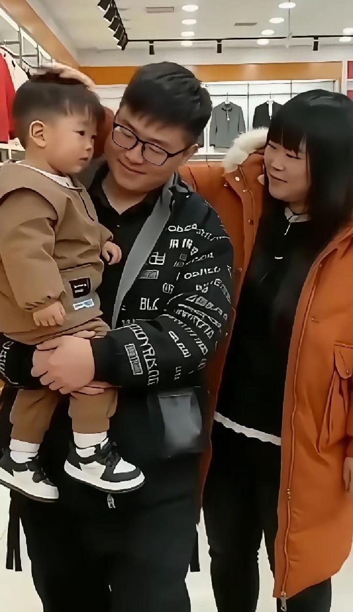 最近朱雪梅和老公张海洋抱着侄子逛街的画面太暖心，夫妻俩胖乎乎的模样，看着就喜庆又