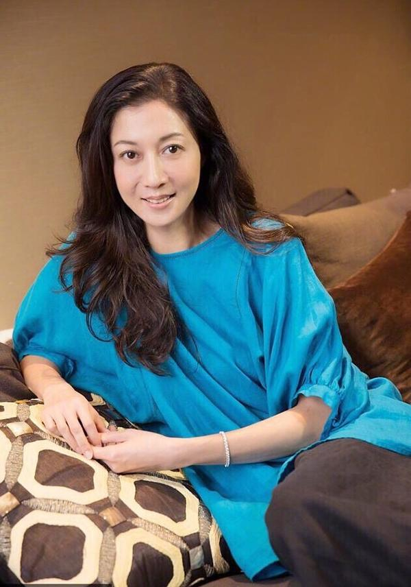 那年吴绮莉怀上成龙的孩子，她兴高采烈地向成龙报喜，可成龙却说:“这个孩子不能生。