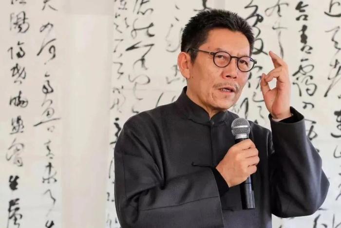 张旭光起诉邱馆长，我应该支持张旭光还是支持邱馆长好呢？支持张旭光的理由①