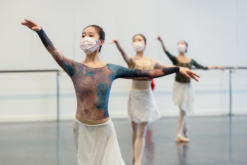 准备了半个月，又试讲了三次的公开课，终于在学区获奖了，但我一点也高兴不起来。为