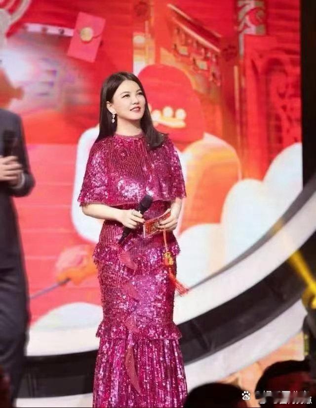 不愧是昔日主持界一姐李湘，气场拿捏稳稳的！亮片紧身裙优雅大方，丰腴身段尽显华贵气