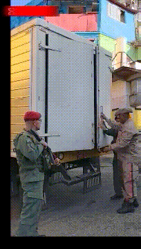 当地时间2025年12月21日，委内瑞拉总统卫队正在为委内瑞拉民兵发新枪。委内瑞