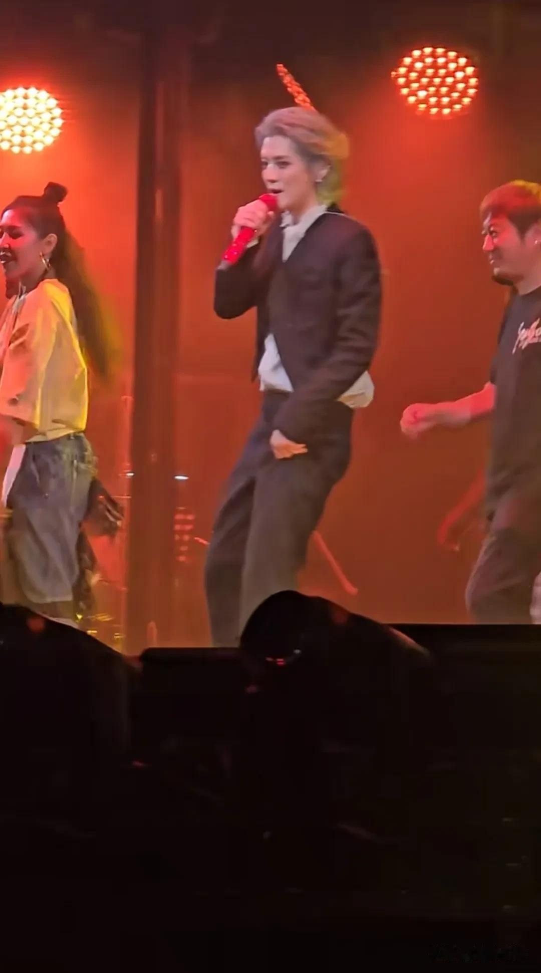 鹿晗演唱会这造型师呢？出来走两步啊，能力不行就换个有能力的吧！[捂脸哭]在鹿晗