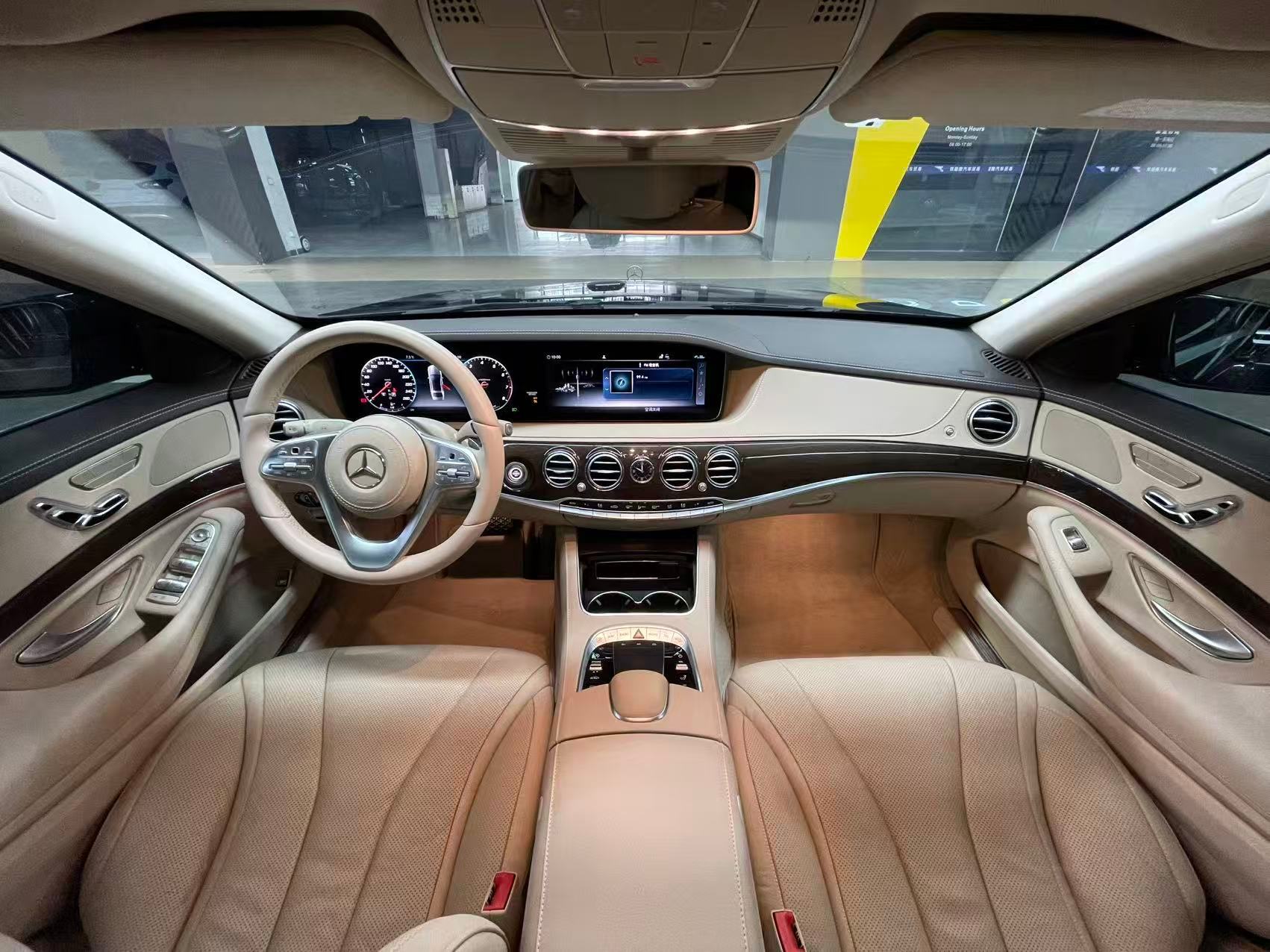 奔驰S320L一手开下来，安全行驶了9.8万公里，目前价格30小几万，这价格是不