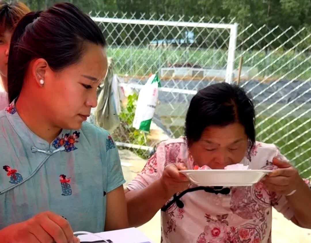网红摆拍又翻车！夏日街头，李佳卖奶视频里婆婆直接对盘喝，阿杜劝阻无效被网友群