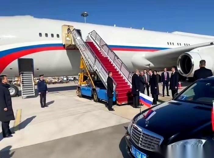 俄罗斯那位重量级人物，绍伊古，又来了。但机场的画面，却“冷清”得让人有点看不懂