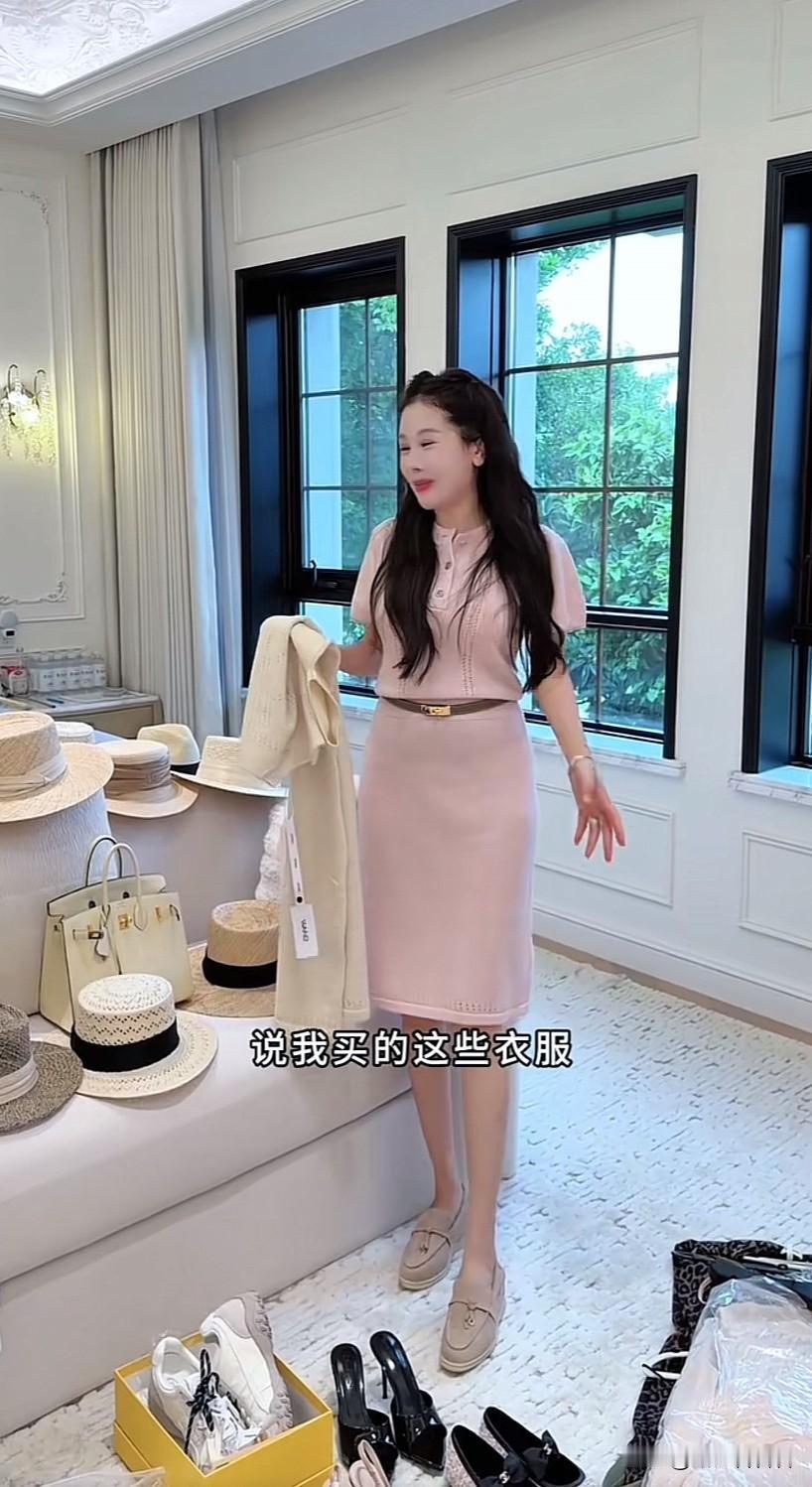 宋玉希生孩子之前买的衣服网友说不好看，她又买了几套新的，帽子也买了十几个，生孩子