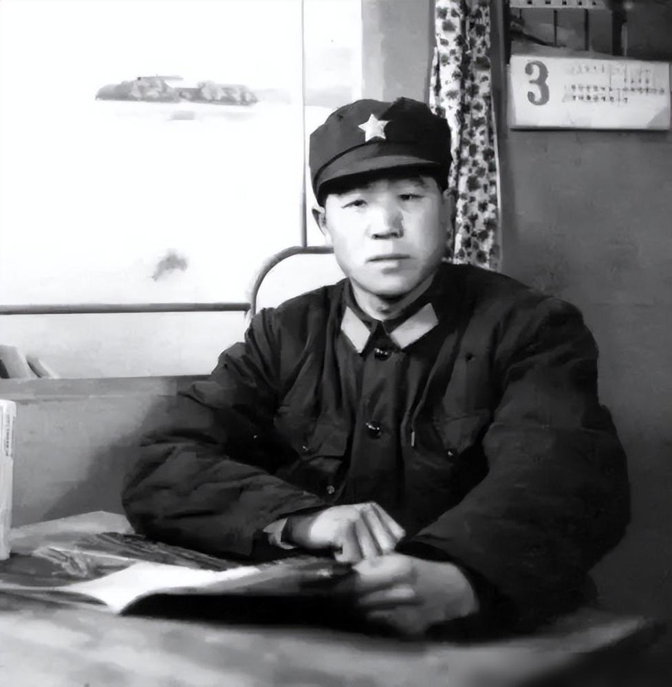 1973年，18岁的莫言在棉花厂当了三年合同工，依旧是农村户口；21岁入伍当了六