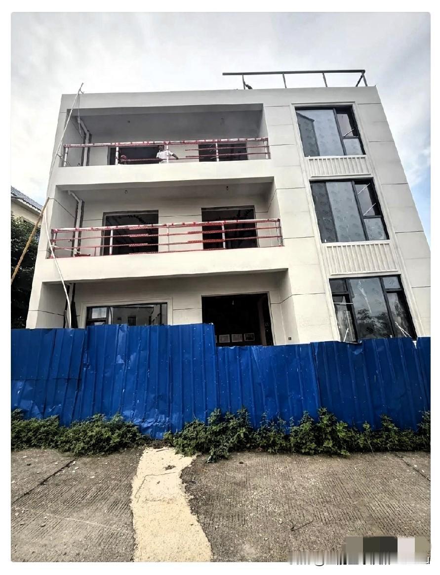 全红婵的新家已经拆除围栏，露出了真面目，三层半自建房被认为很寒酸，网友们纷纷表示