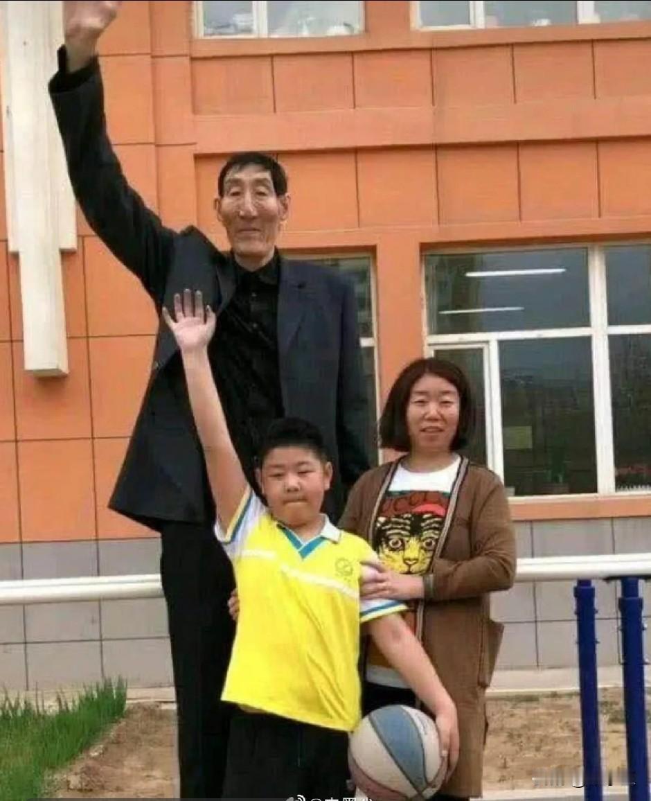 中国第一高人的全家福，鲍喜顺比妻子28岁，婚后生了有爱的儿子，鲍喜顺身高2.36