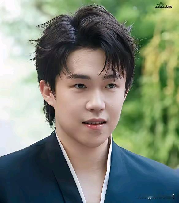 王楚钦这波操作，是真让人破防。世乒赛刚拿的20万奖金，自己一分没留，转头就