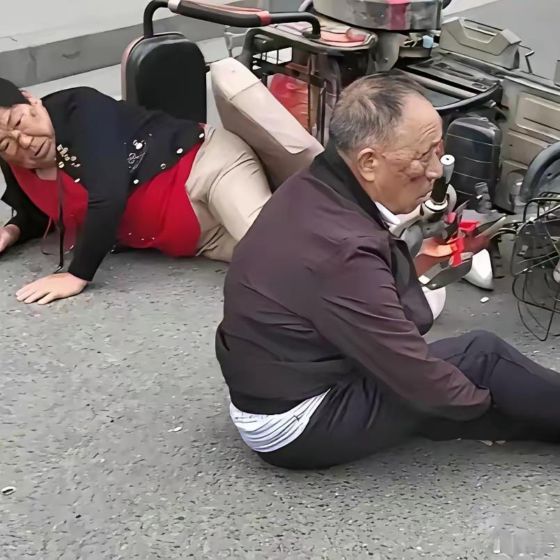 街头一对大爷大妈坐在路边整整一上午了，来来往往的路人不少，愣是没一个人上前搭把手