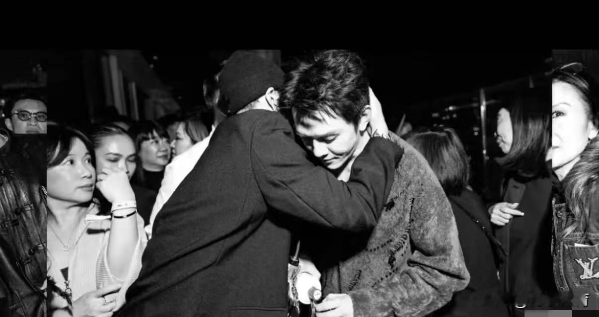 他端着茅台走向王嘉尔时，香港的名利场突然安静了。这不是直播间，是某个顶奢品牌的