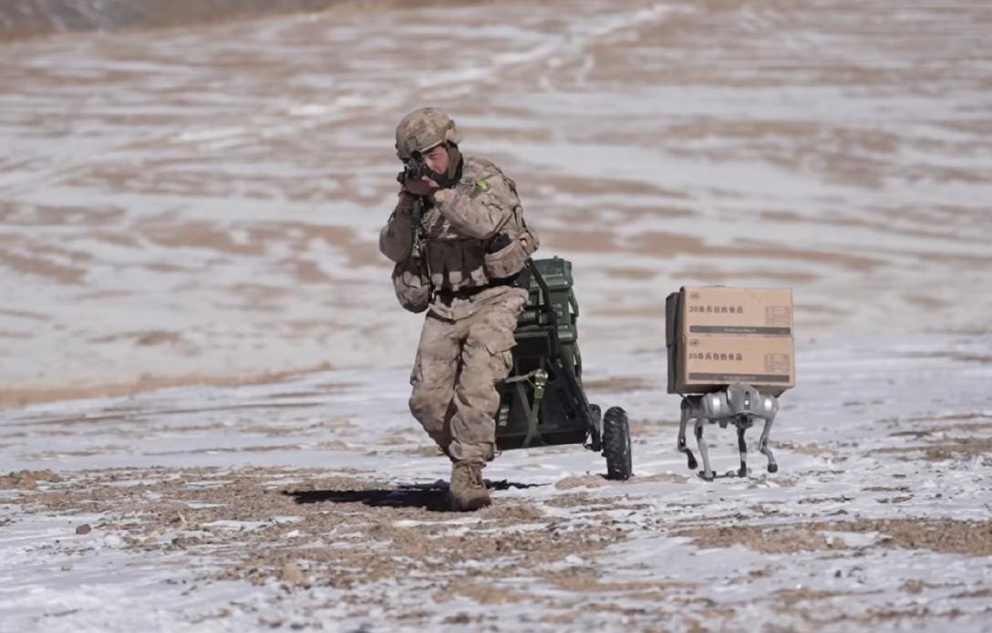【解放军无人后勤装备亮相高原演习，运粮运弹更轻松】近日，解放军组织开年新训，