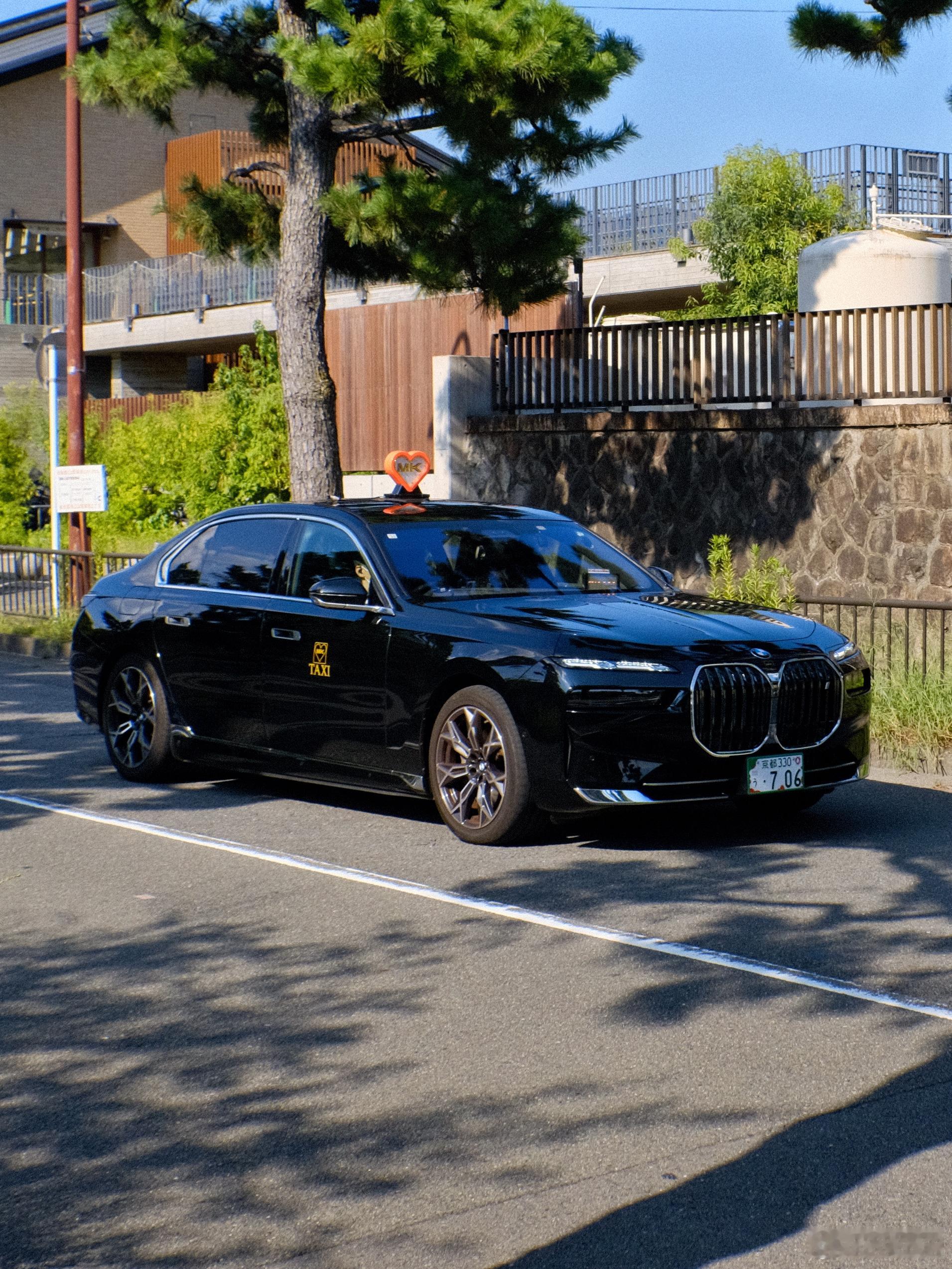 型车街拍京都还是太有风骨了，居然用宝马7系当出租车，还是纯电的i7eDriv