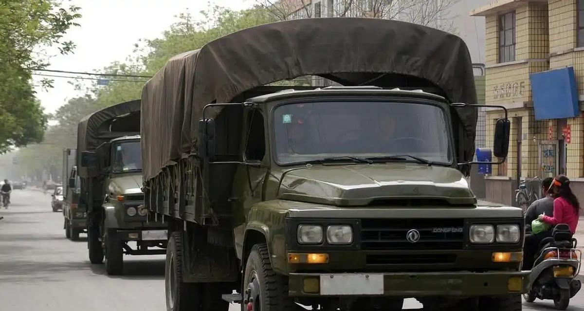 军车为什么几乎都是柴油车，而不用汽油车和新能源车呢？这就是战场生存法则，柴油车就