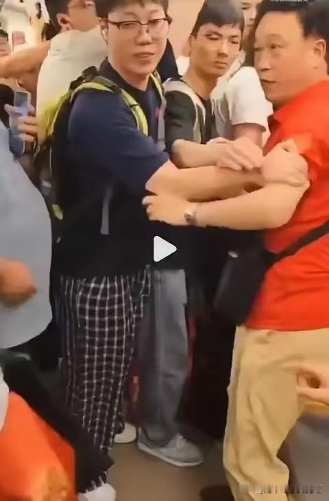 地铁老人强拽女孩让座后续：老人和家长扭打，眼镜被打掉，拳打脚踢，身手了得。母亲带