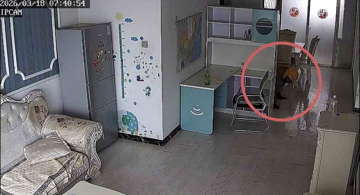 看哭了！江苏女子找跑腿进屋里取东西，家里没人，师傅也不知道屋里有监控，女子查看监