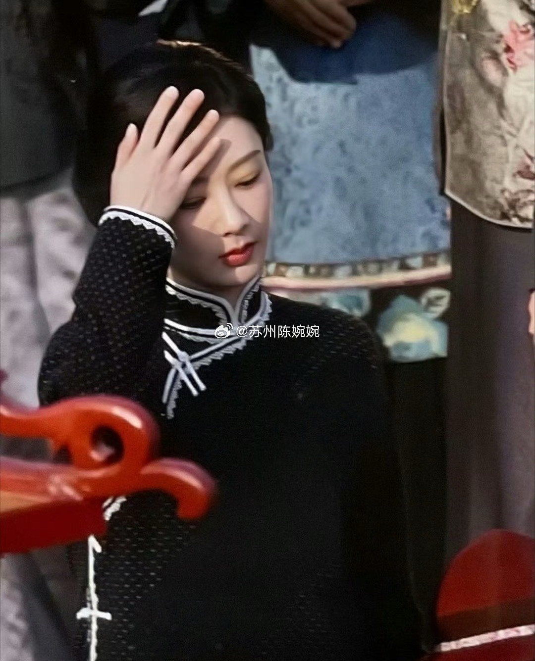 杨紫主演的《玉兰花开君再来》的最新路透妆造图，盘起了头发穿起了民国时期的服装，有