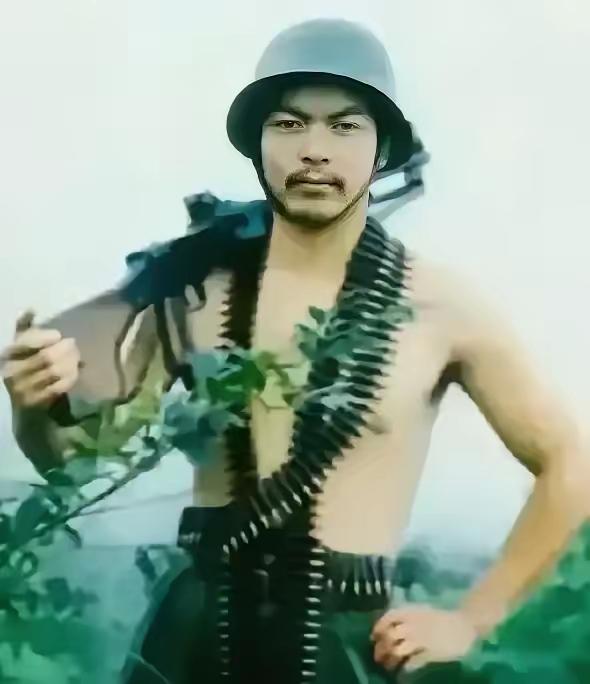 ☁1979年，两名战士在打扫战场时，被越军狙击手枪杀，刘三毛大怒，他趴在水