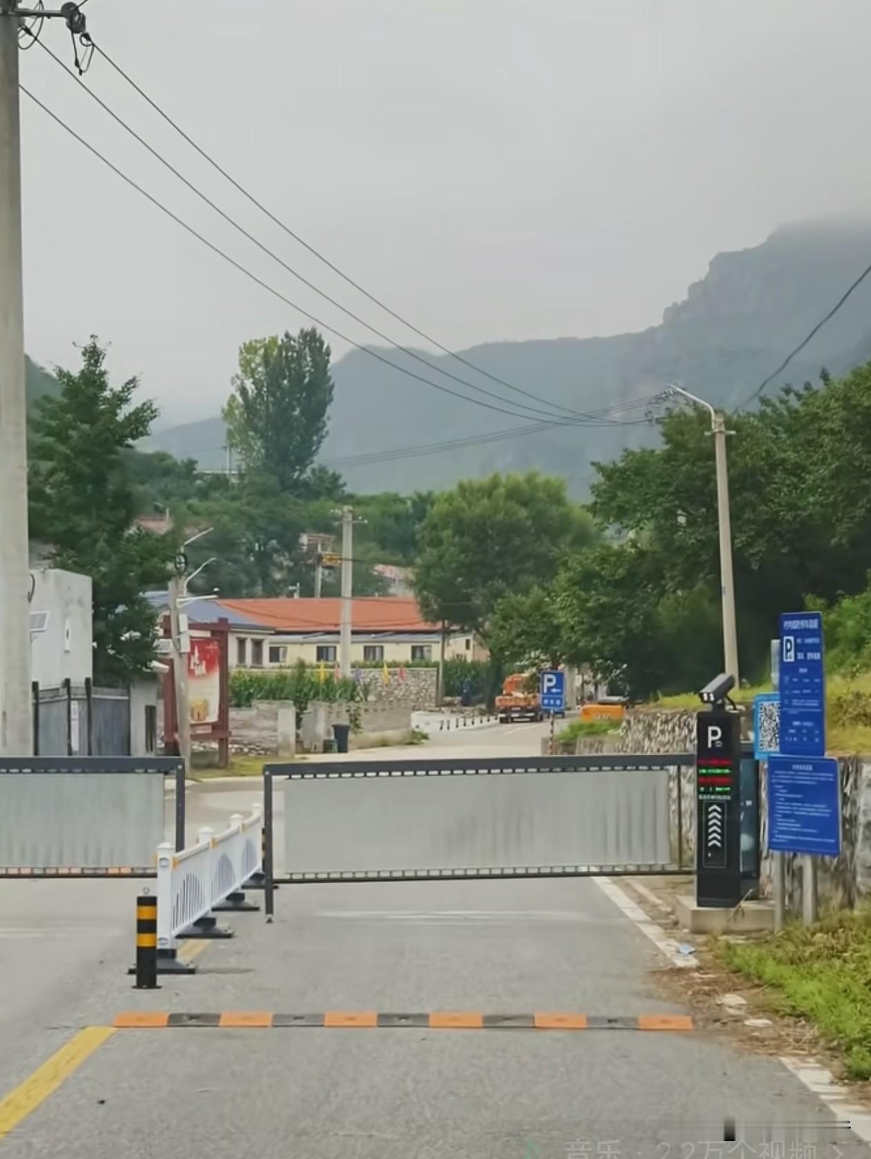 好久没吃猪蹄宴了，跑去北京昌平流村长峪城，结果发现开始收停车费了。大老远的开车去