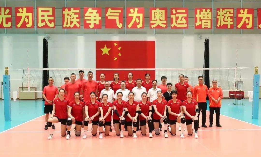 漳州基地所在地相关领导8月1日去看望慰问中国女排：李盈莹不在队列。7月30日还出