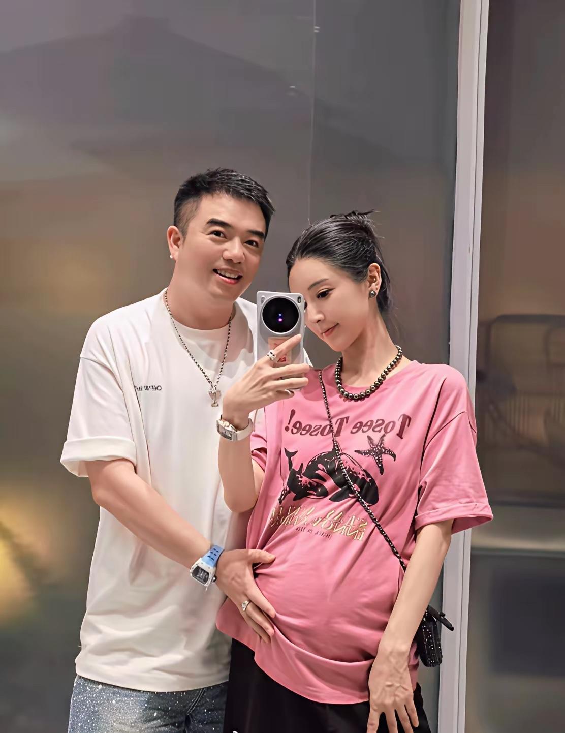 微娅怀二胎了，经历了财富巨浪来袭，原配夫妻还能这么恩爱的，少见啊