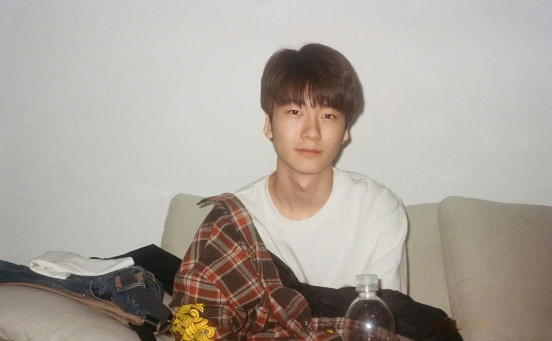 张亮给天天庆生，这是小时候的张亮吧，一模一样