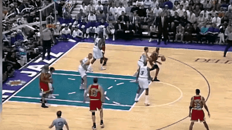 这才是篮球该有多好样子，技术动作行云流水一气呵成。乔丹和科比的技术可以说是NB