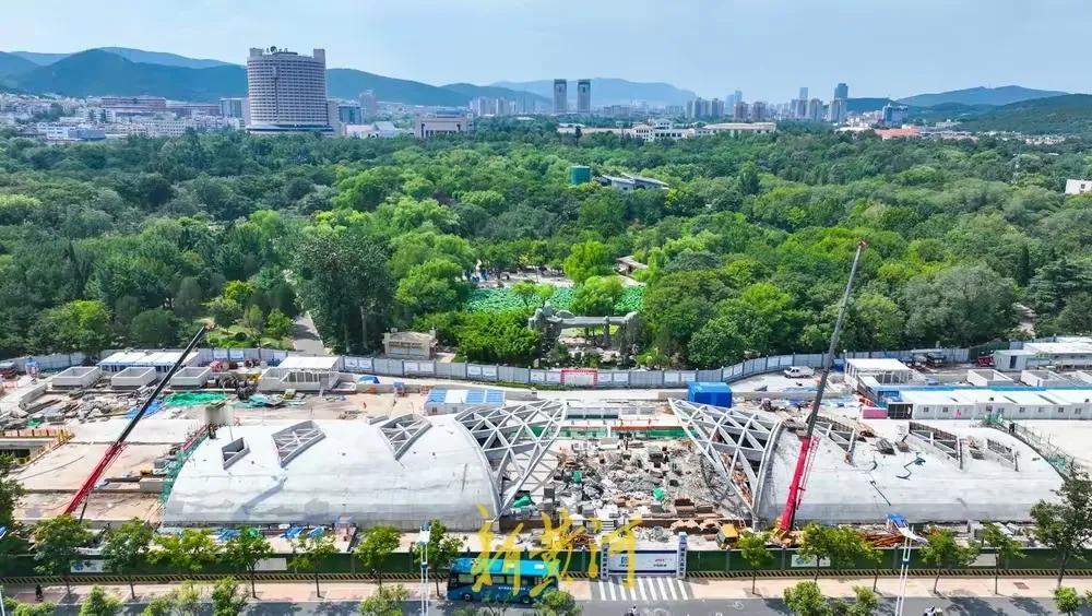 为了保泉，济南地铁四号线泉城公园站采用半埋式结构。半埋式结构就是一半在地上