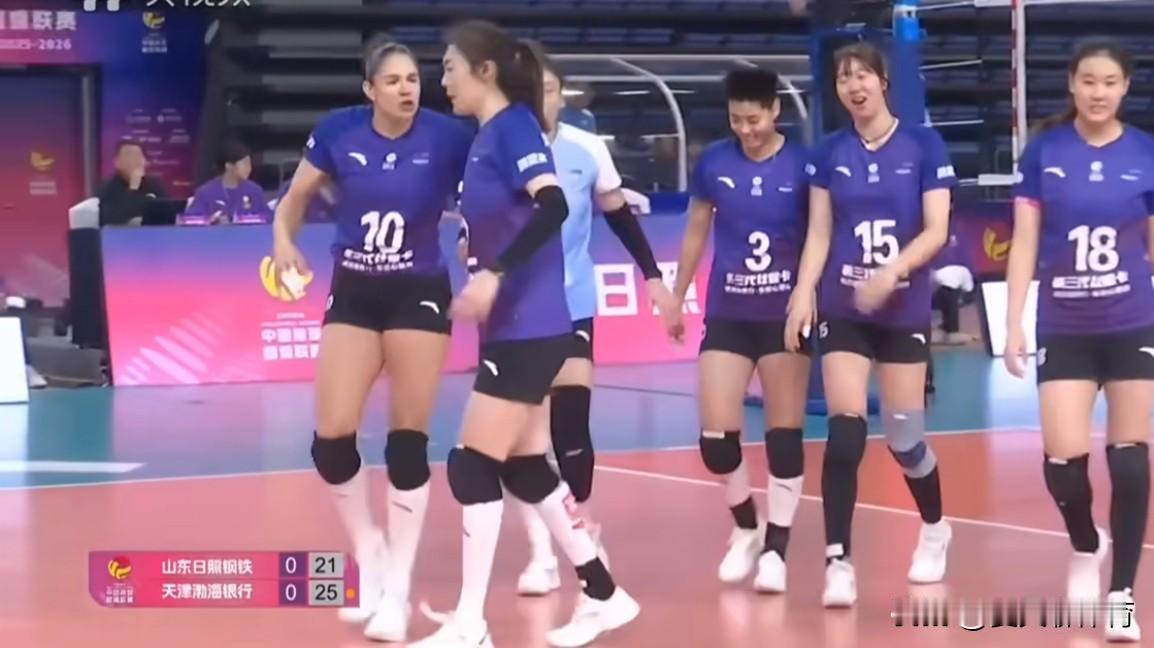 天津女排这阵容，山东女排你也赢不了！第一局，山东女排可是一直比分领先的，到了局末
