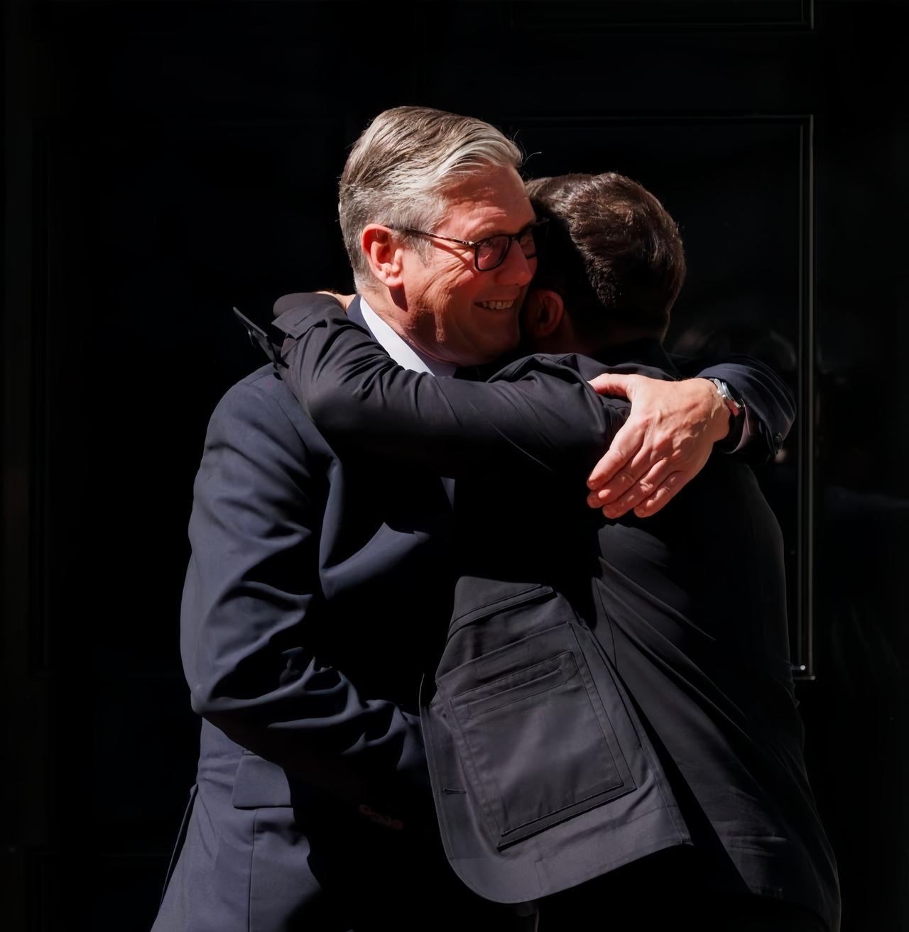 英俄仇恨再度升级，根据彭博社消息，英国首相斯塔默政府已同意近期继续向乌克兰支援