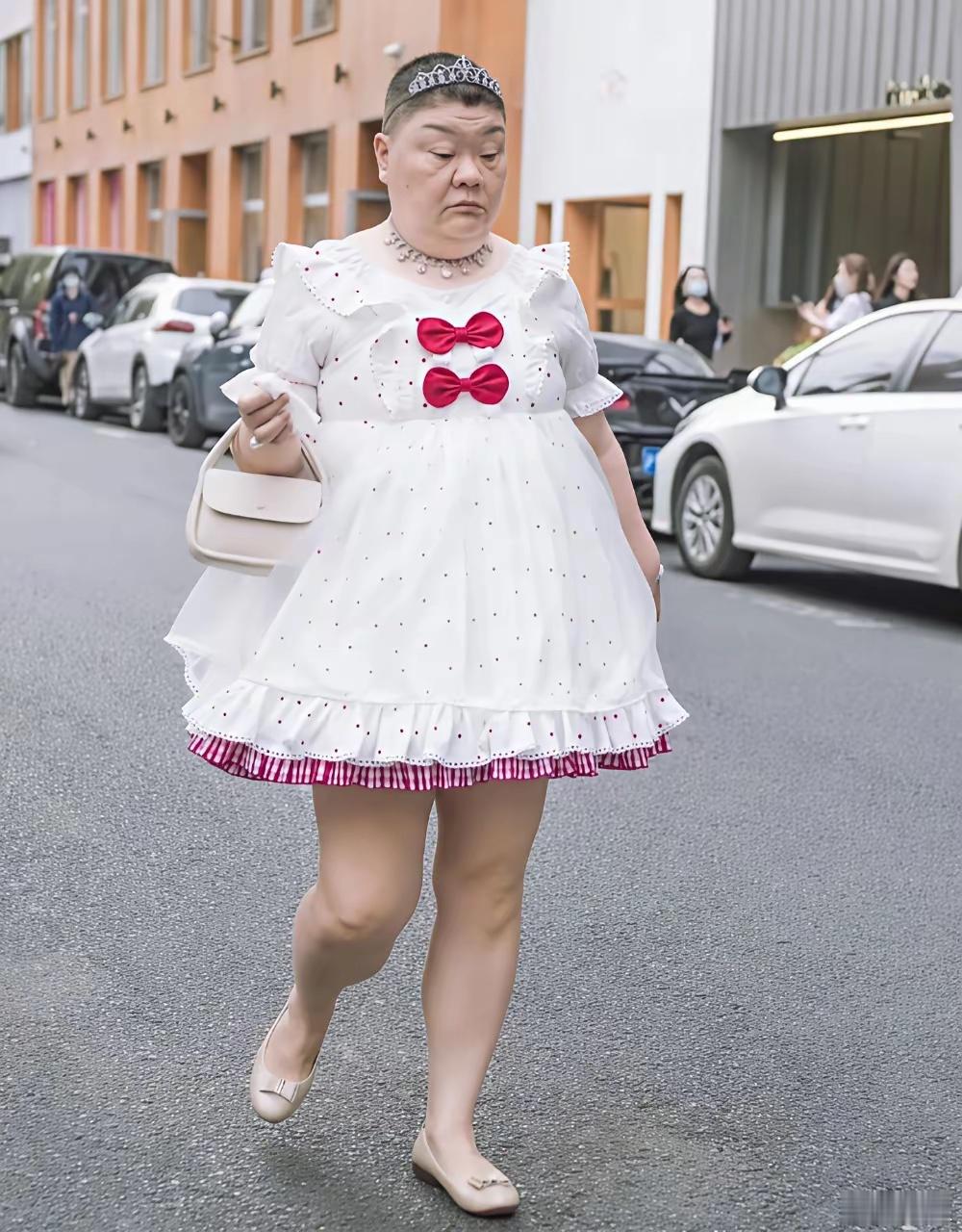 安福路小公主，凭一己之力，把安福路打造成时尚一条街。很多网友为了目睹她的风采，蹲