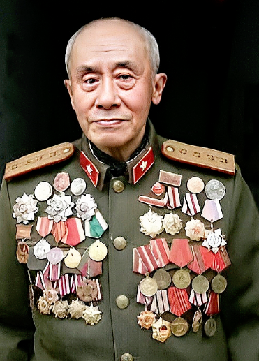 1938年，我军因优待俘虏的政策，两个日本军官居然胆大妄为，公然侮辱我军士兵，结