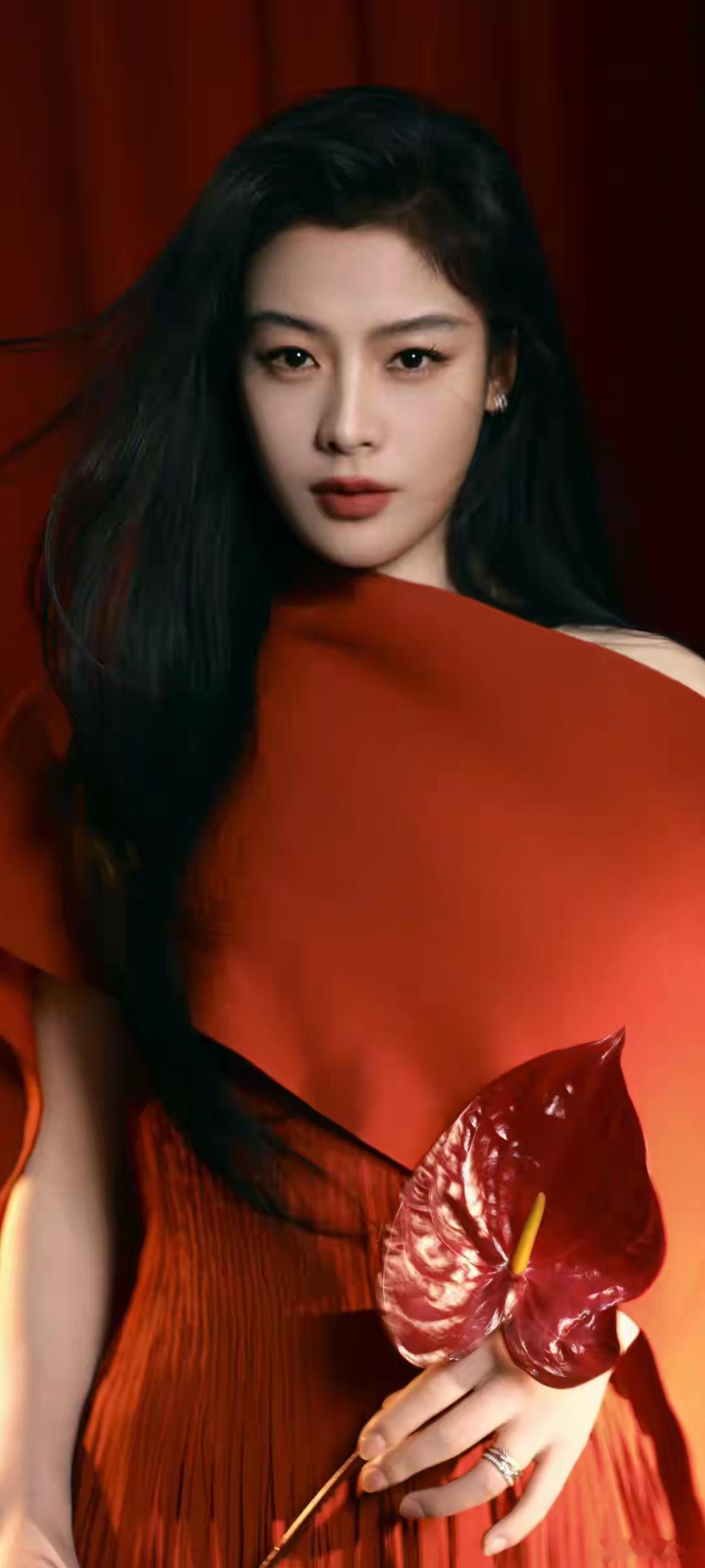 1.陈丽君还挂职在小百花越剧团，越剧团也挺乐意她在拍戏接综艺，挣到的钱会分给剧团