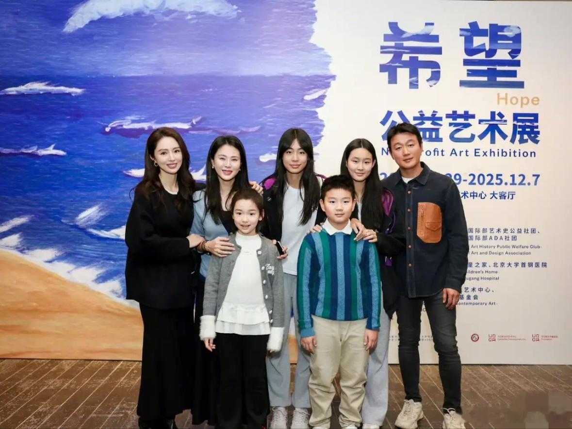 董璇带女儿和佟大为一家参加活动，原来小酒窝和轩轩才是真正的指腹为婚！董璇说佟丽娅