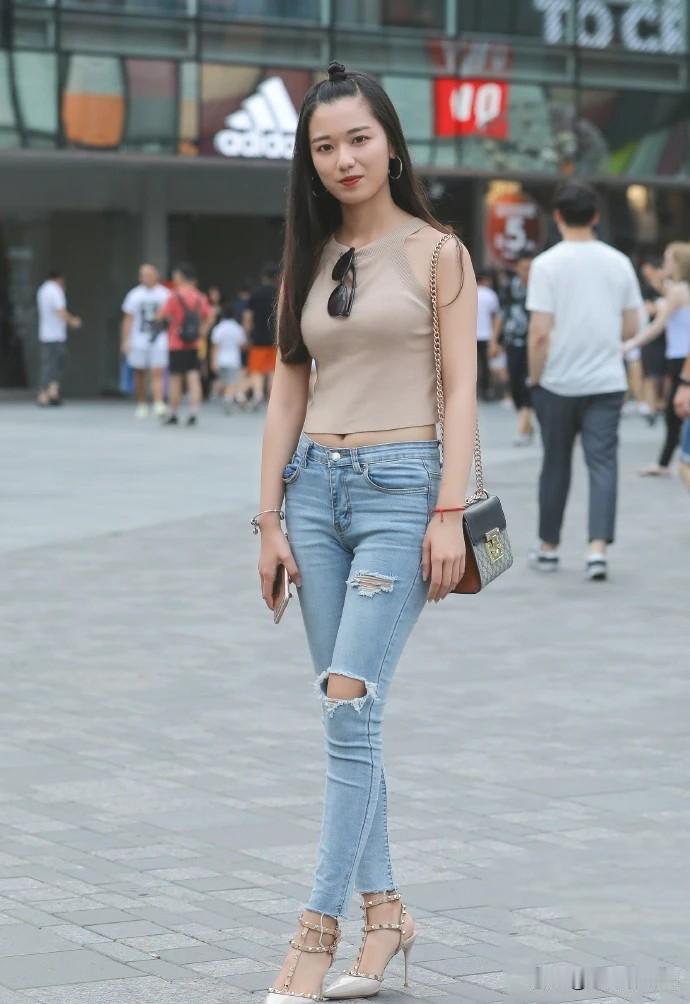 穿得时髦，走路带风，自信满满。分享最美街拍街头时尚女性分享分享时尚潮流街拍